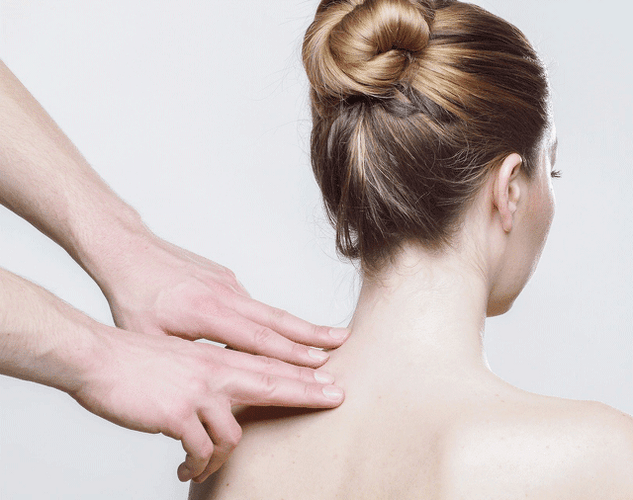 әйелдің мойын массажы